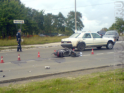 Женщина сбила мотоциклиста. Мотоцикл