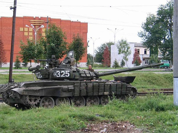 Танк Т-72 ведет огонь по зданию школы. Беслан