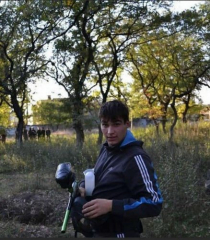 Убийца Акшин Гусейнов позирует с пейнбольным ружьем