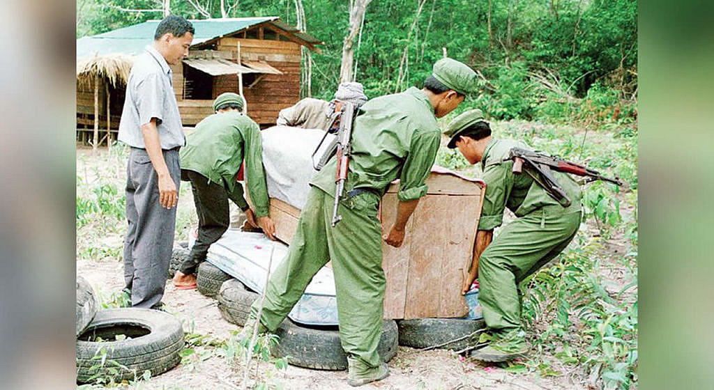 Khmer Rouge prepare to burn Pol Pot's coffin