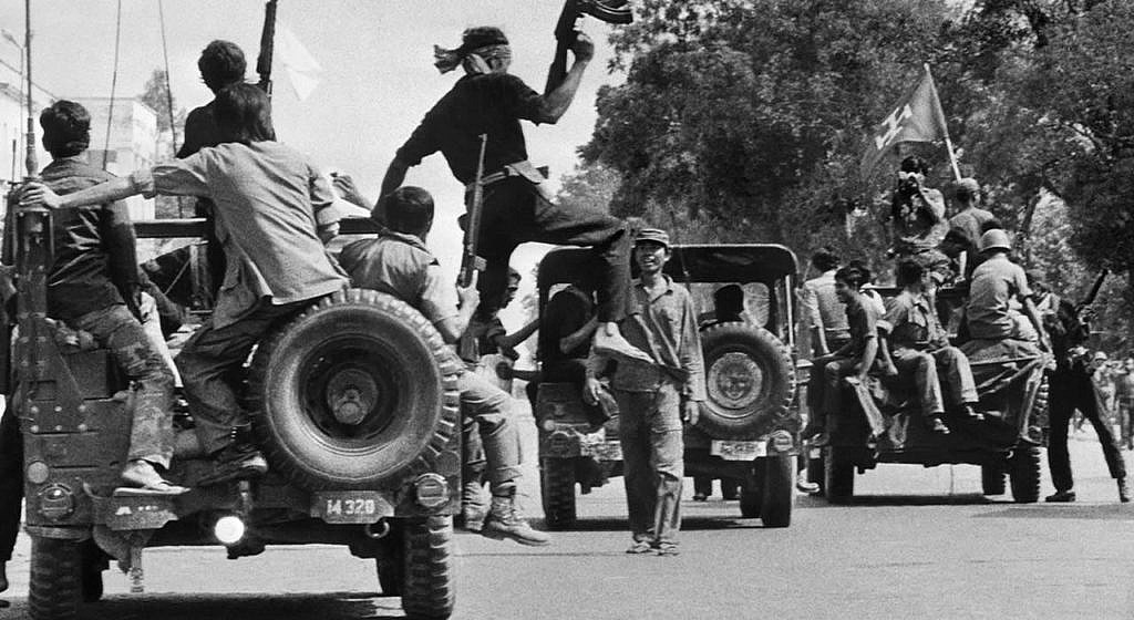 Khmer Rouge enter Phnom Penh