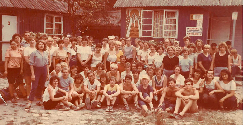 Group photo of tourists. Route No. 30. 70s