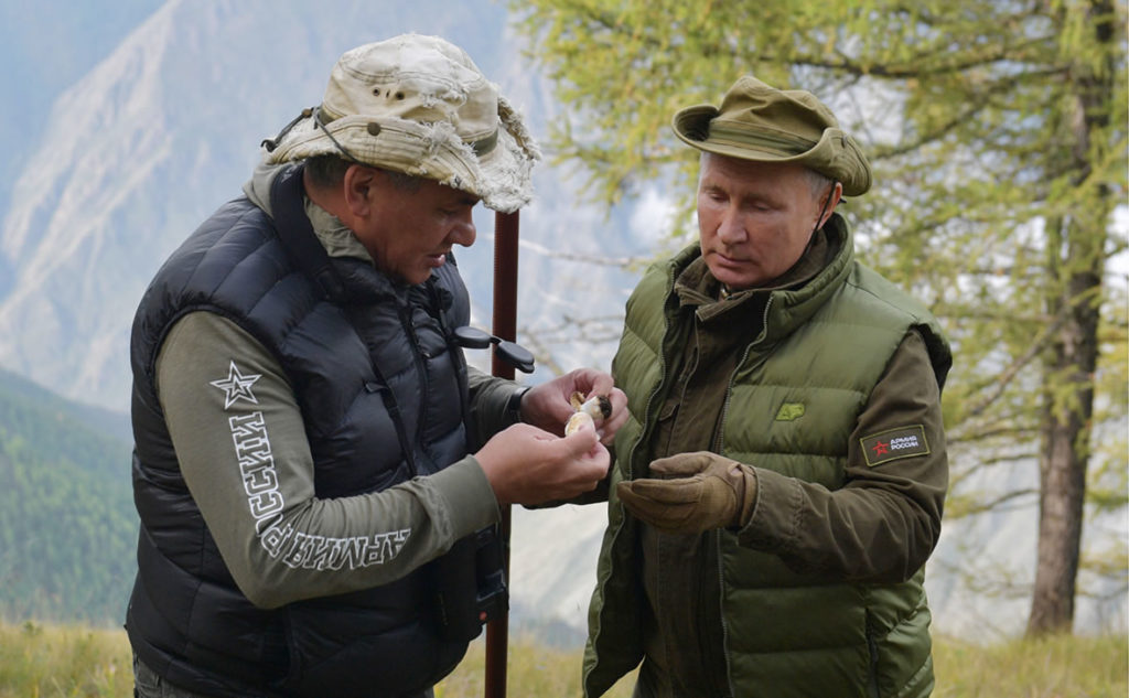 Путин и Шойгу в тайге
