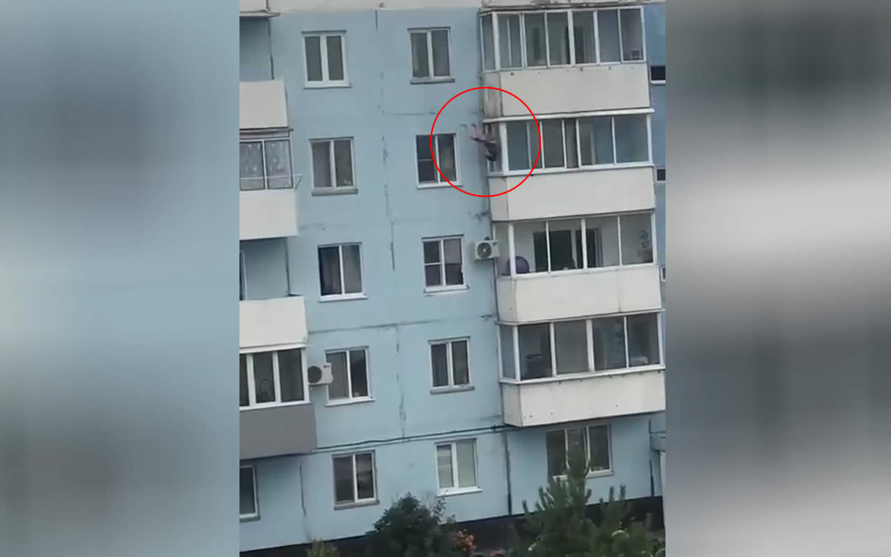 Drunk woman fell from the balcony. Video. Russia