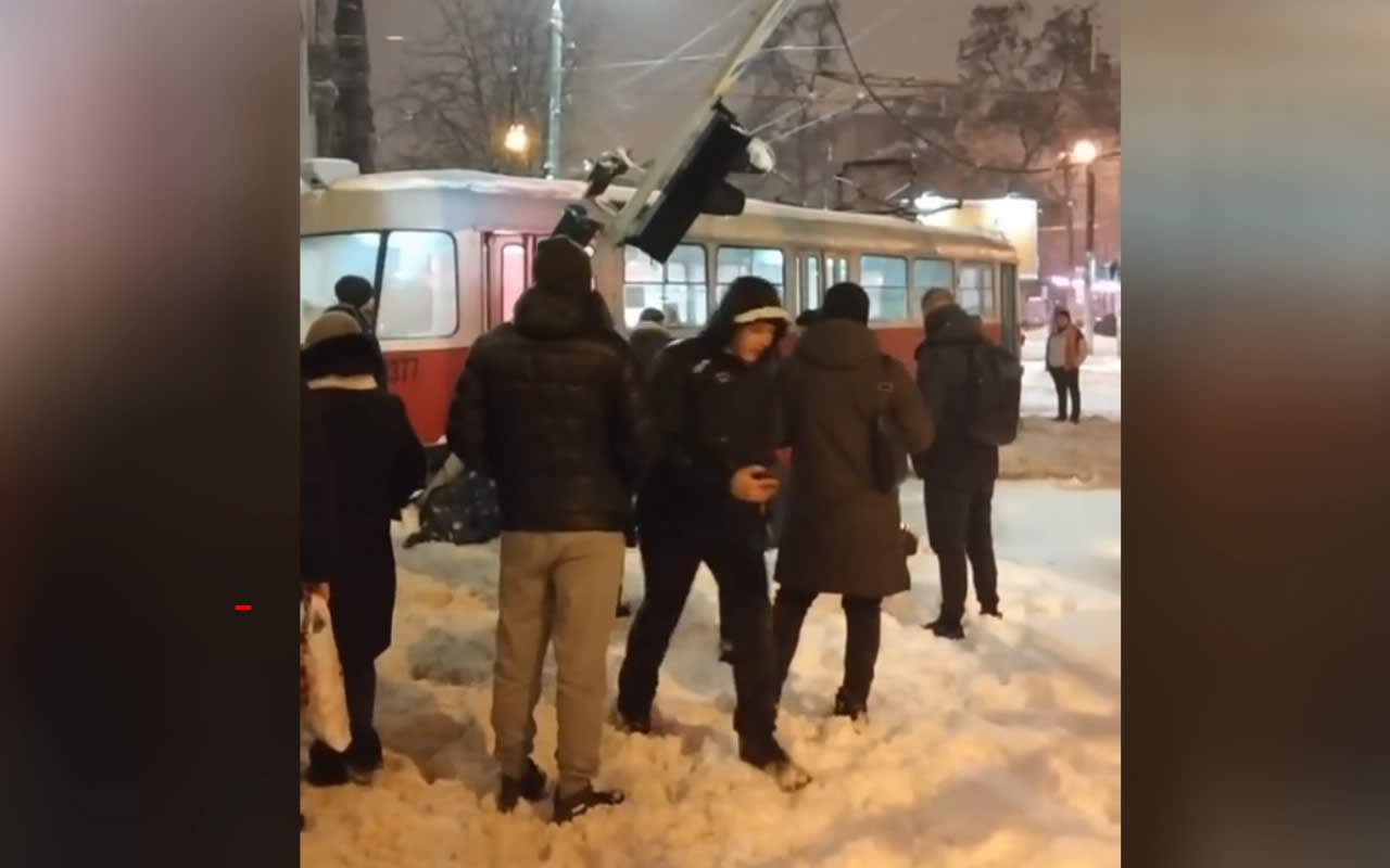 A woman was crushed by a derailed tram. Video. DEADHOUSE