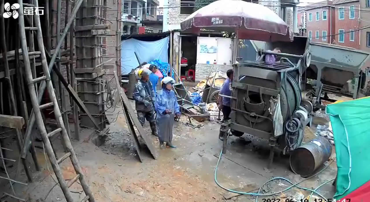 One worker fell into a concrete mixer. Video. DEADHOUSE