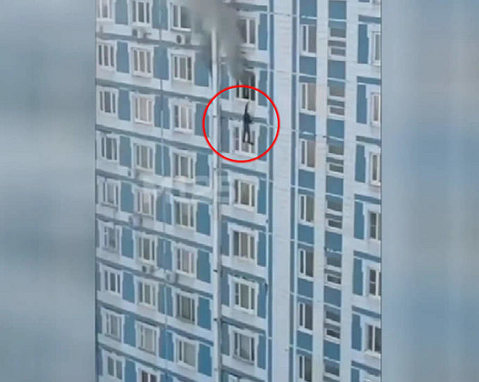 Мужчина прыгает из окна горящего здания