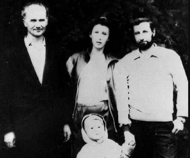 Андрей Чикатило с дочерью Людмилой, внуком и первым мужем Людмилы