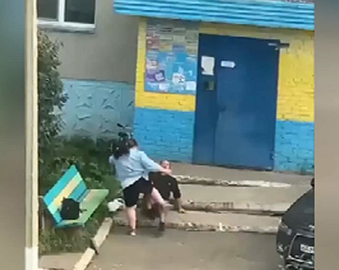 Женщина избивает мужчину