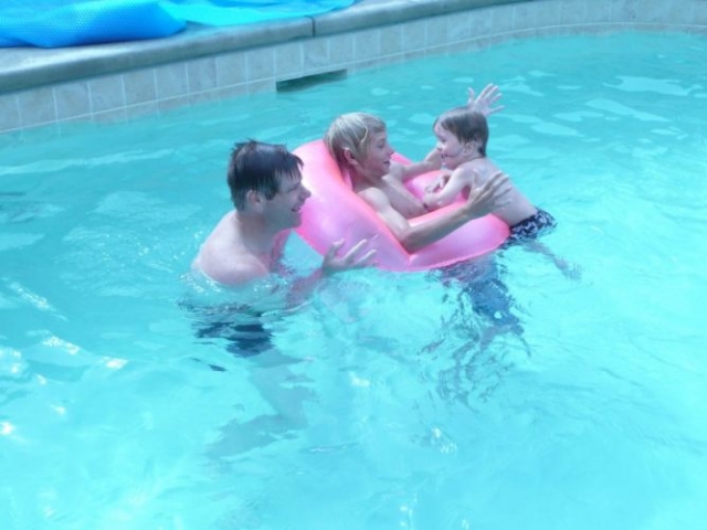 Денис с семьей в бассейне