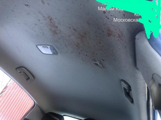 Потолок автомобиля со следами дроби и крови