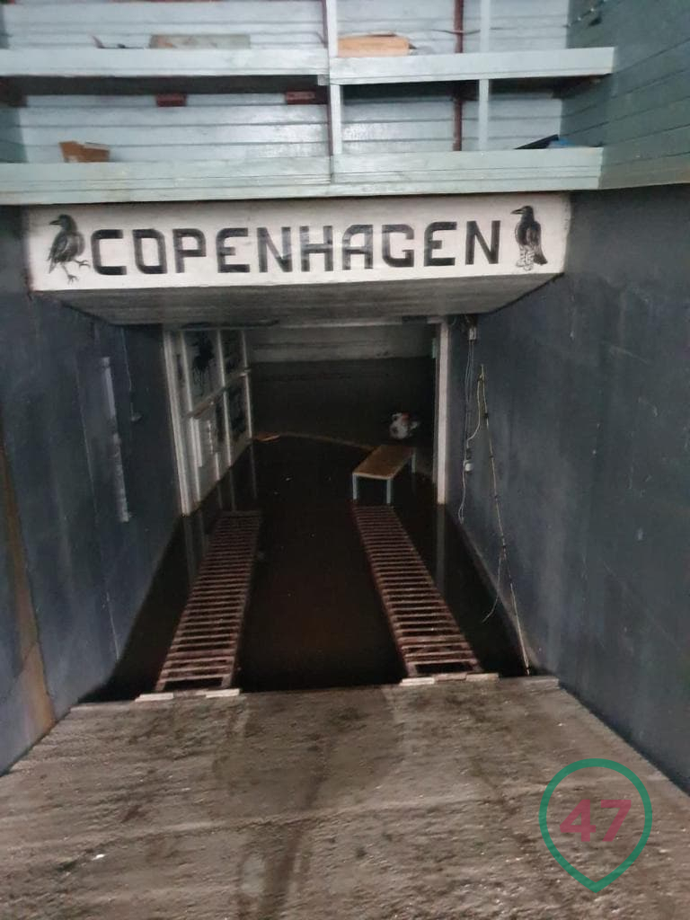 Вход в подземную тюрьму затоплен