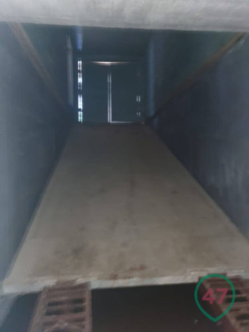 Наклонный бетонный опускающийся пол подземной тюрьмы