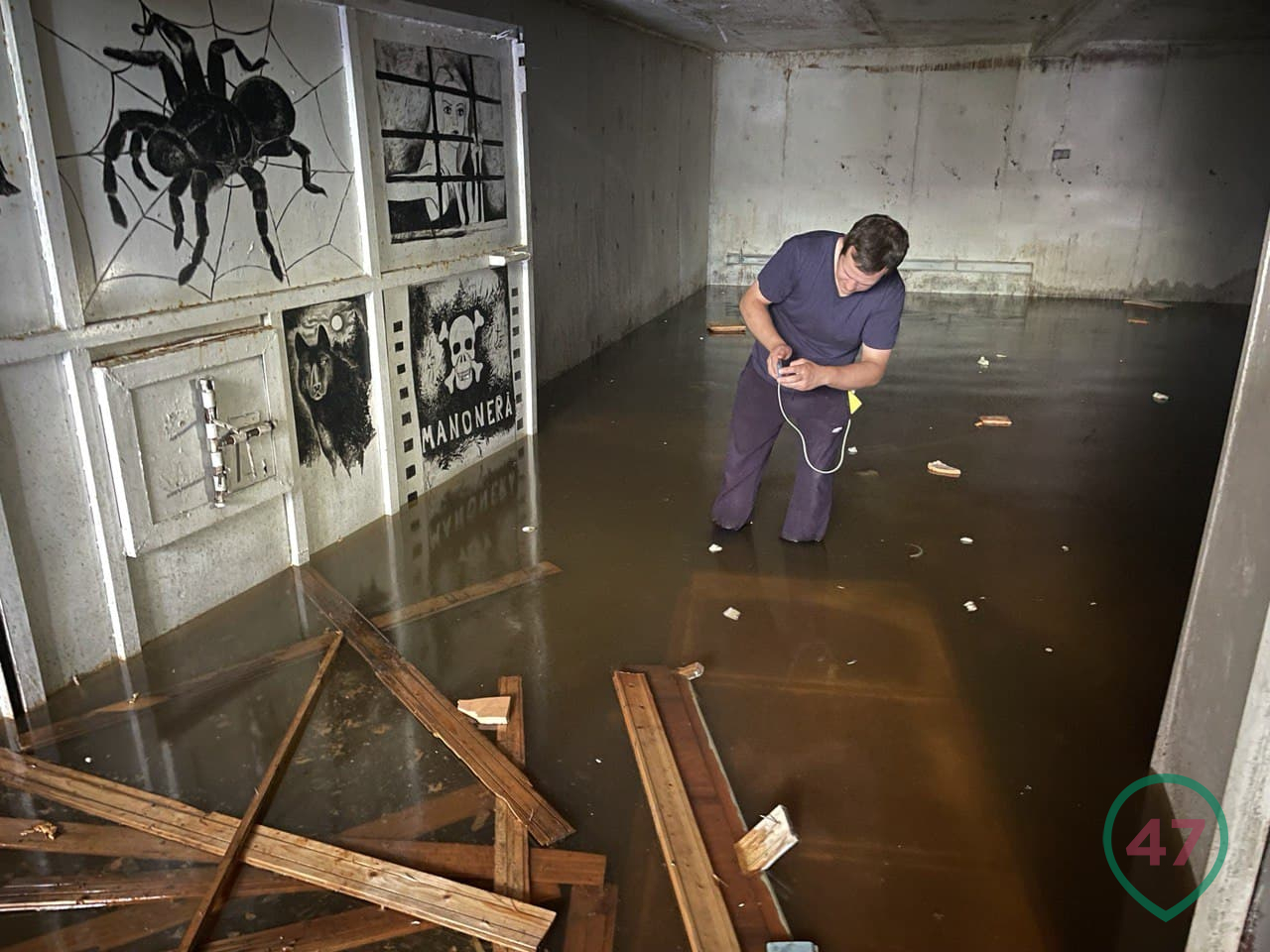 Затопленная подземная тюрьма и ворота с графити
