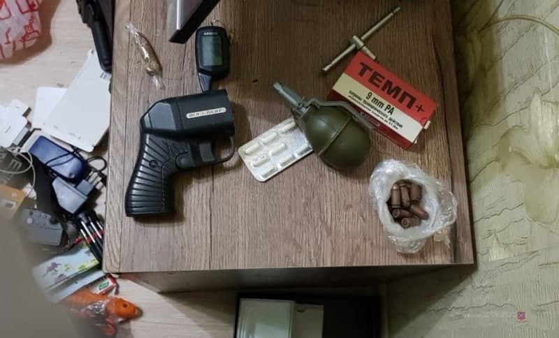Пистолет Оса, граната и боеприпасы