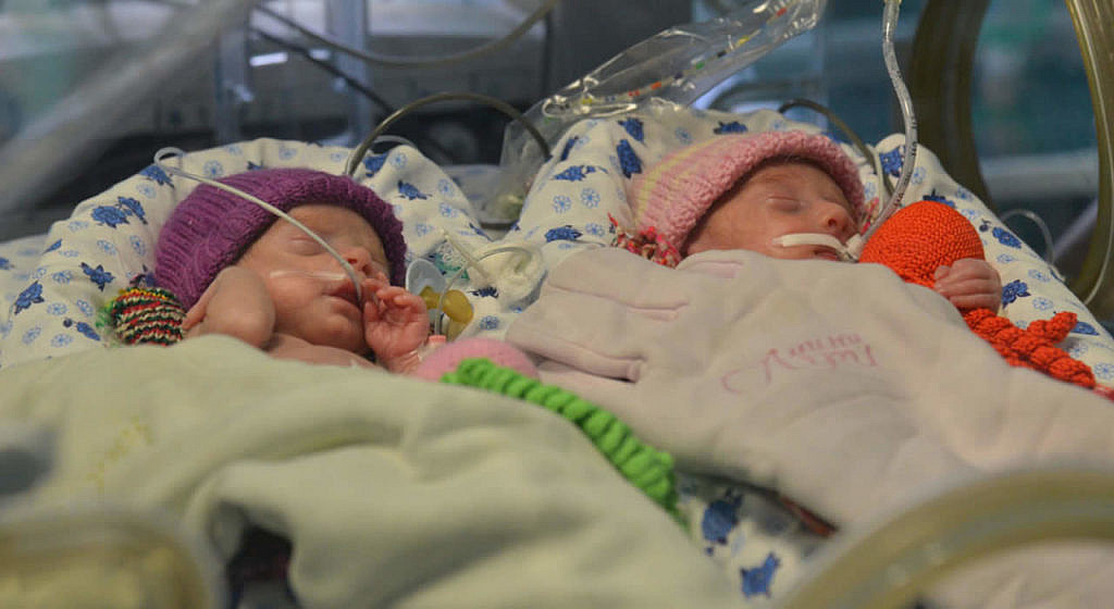 Woman gives birth to twins while drinking