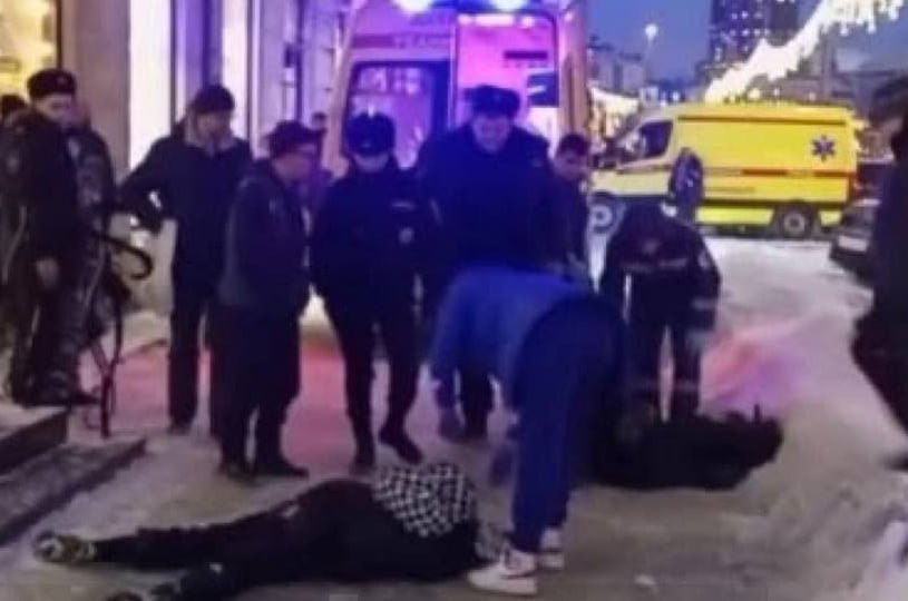 Девушка выбросилась из окна и убила парня. Новосибирск