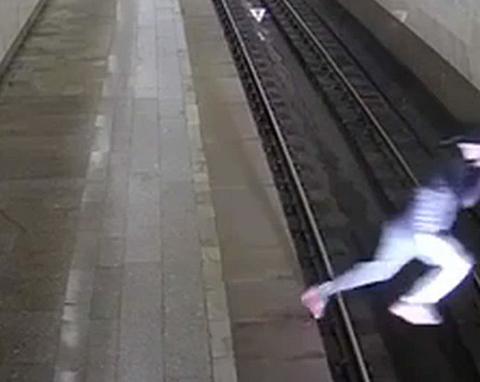 Мужчина прыгает под поезд метро. Москва