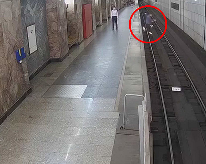 Мужчина бросился под поезд метро