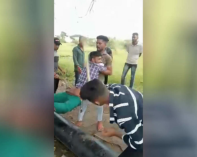 Индуса избивают палкой по голой жопе