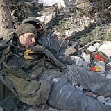 Трупы российских солдат на фоне разрушений