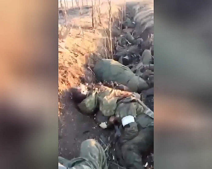 Трупы русских в окопе. Украина