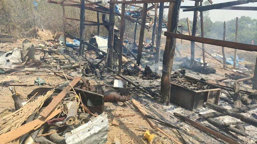 Последствия авиационного удара по деревне Пазигий. Бирма.