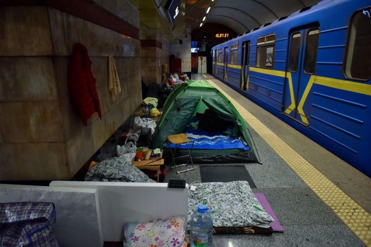Киев. Люди живут в метро