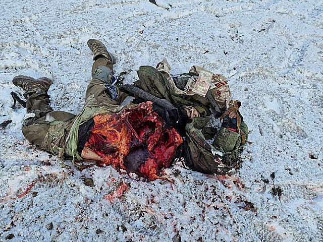 Труп российского военнослужащего с разорванным животом и грудной клеткой