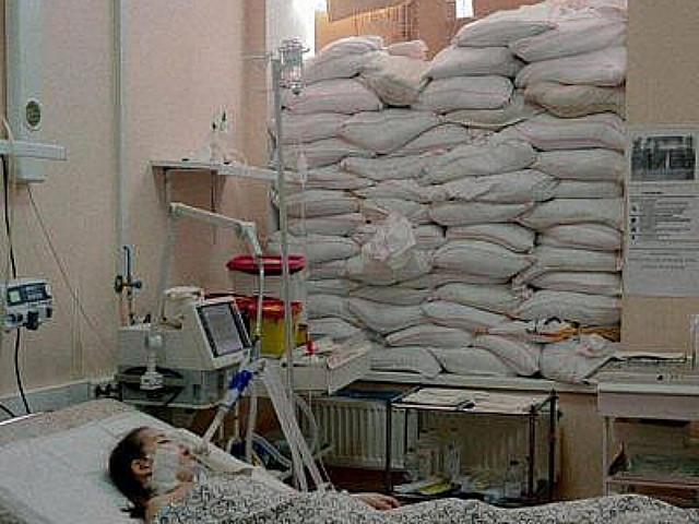 Украина. Раненая девочка в больнице. Окна закрыты мешками с песком