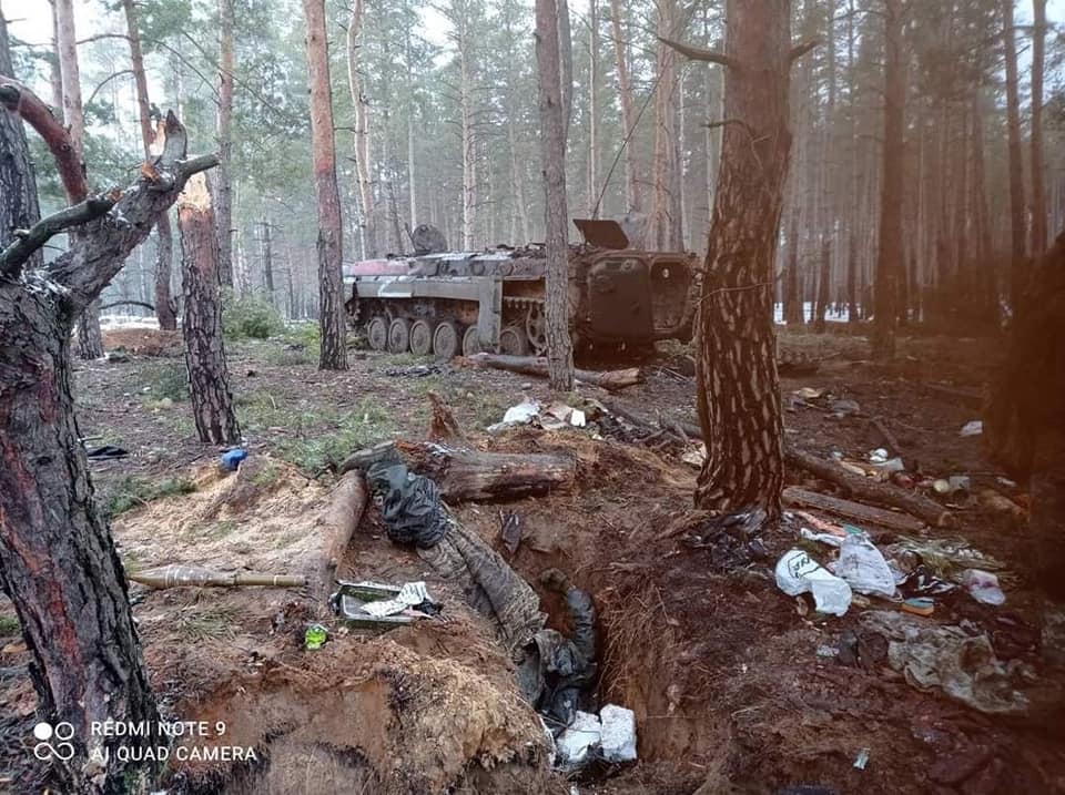Брошенный МТЛБ в лесу и труп российского военнослужащего