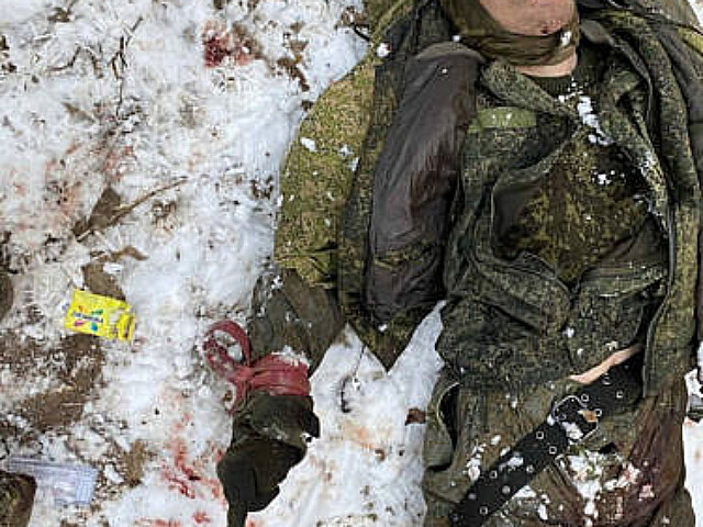 Труп российского военного на снегу. Украина