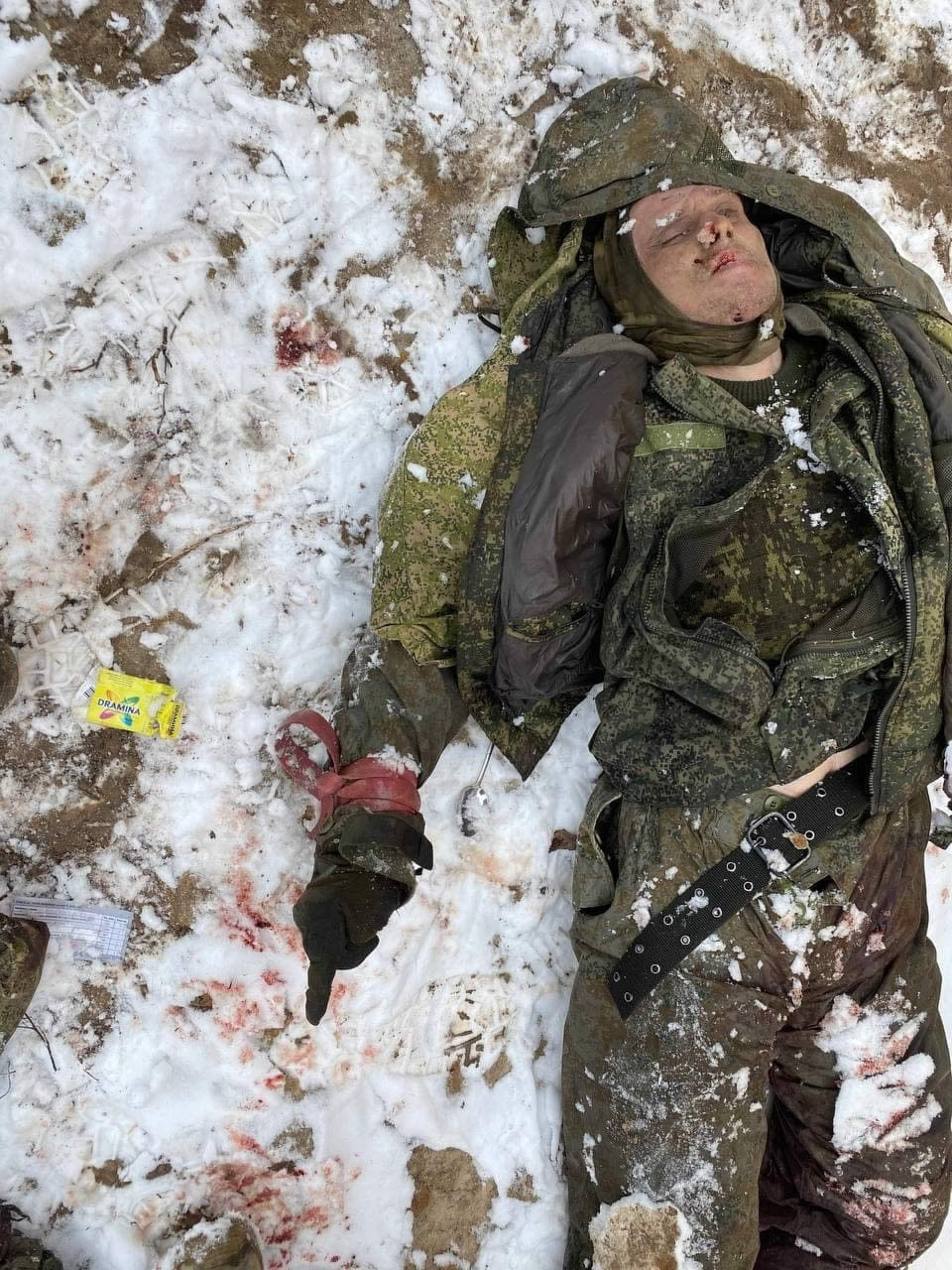 Труп российского военного на снегу. Украина