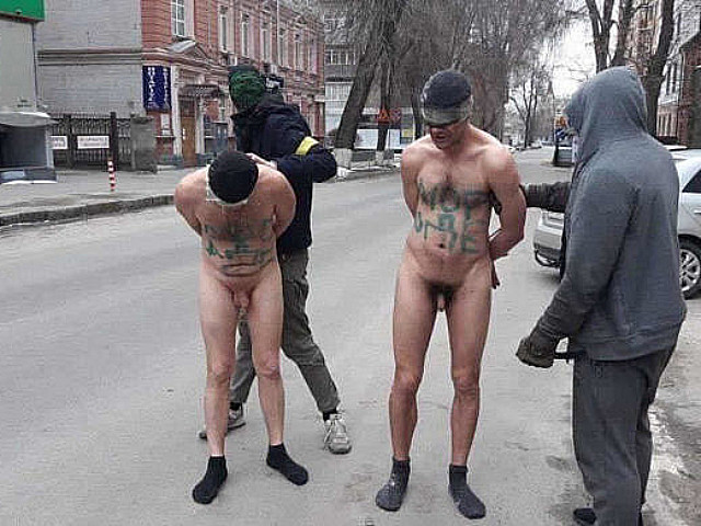 Голых мародеров гонят по улице. Украина