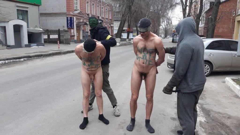 Голых мародеров гонят по улице. Украина