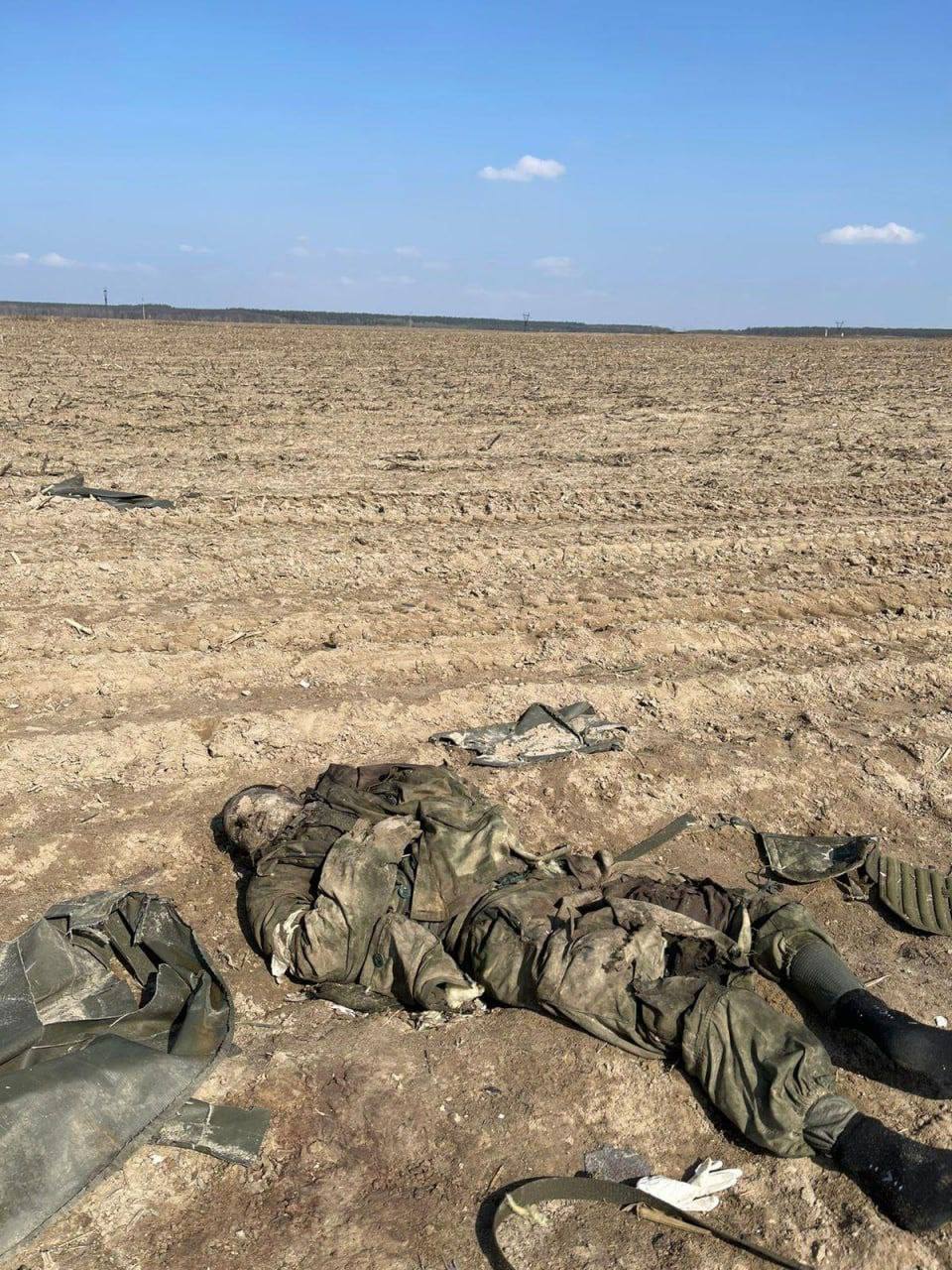 Труп российского солдата в поле