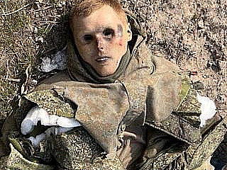 Птицы выклевали глаза у трупа русского военного