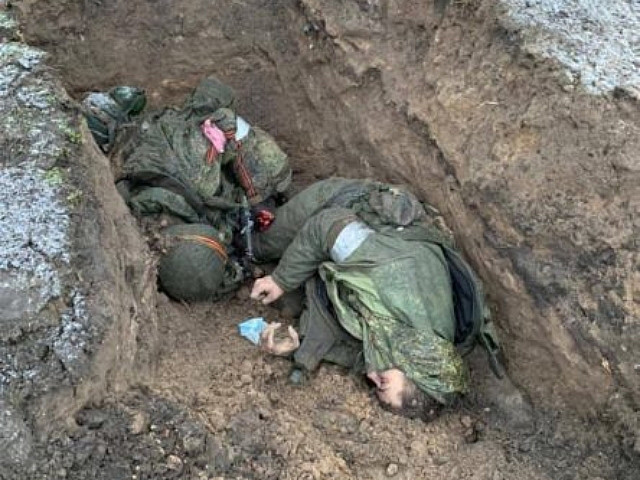 Трупы российских солдат в свежей могиле