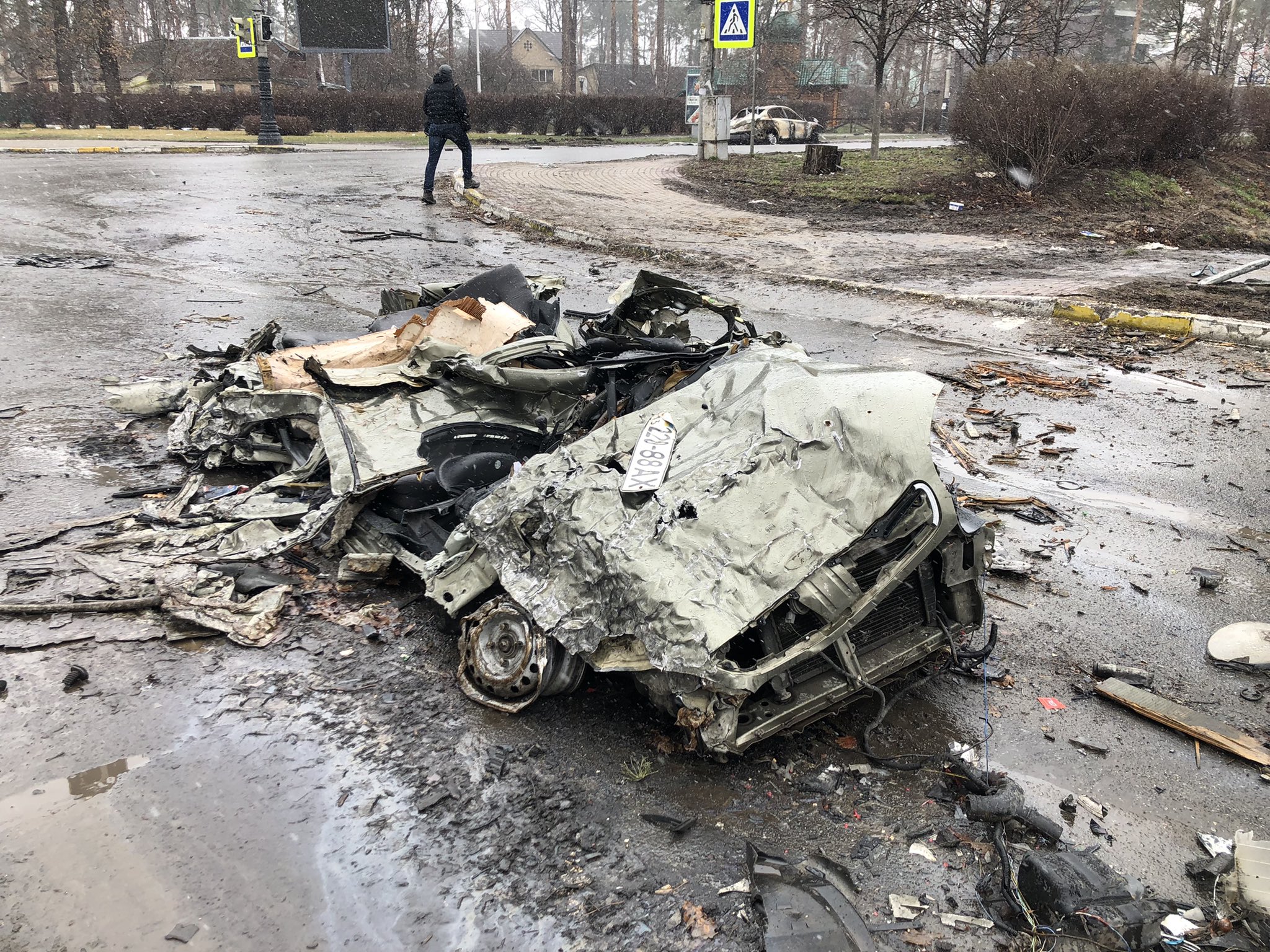 Раздавленный автомобиль. Буча. Украина