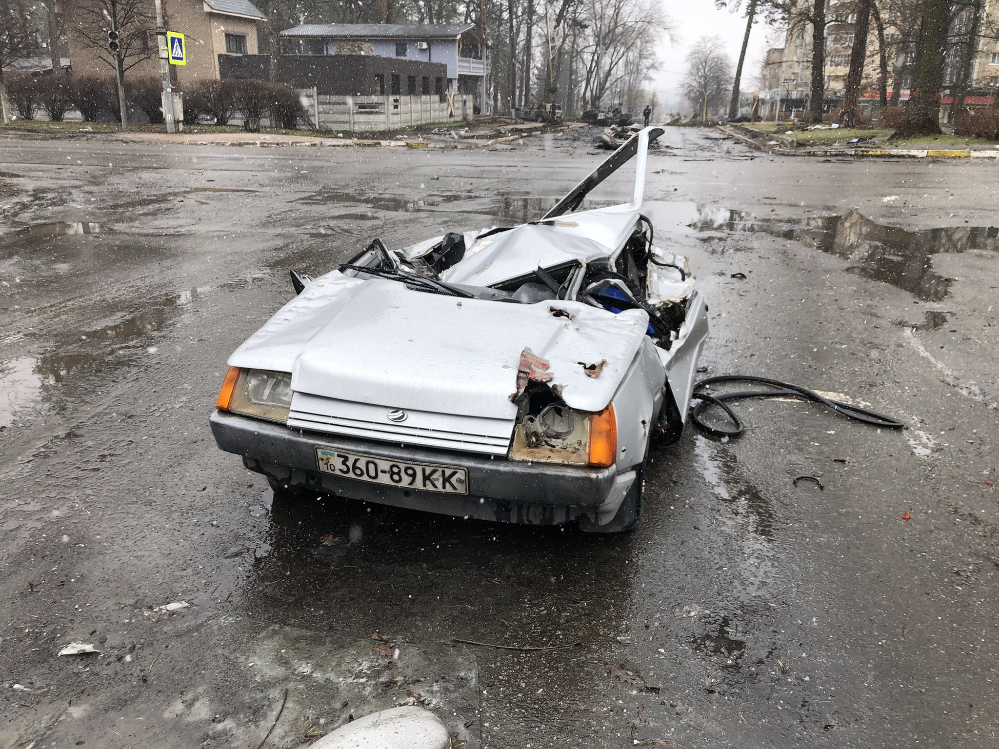 Раздавленный автомобиль с человеком внутри. Буча. Украина
