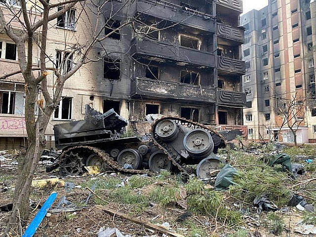 Разрушенные дома и взорванная военная техника. Ирпень. Украина