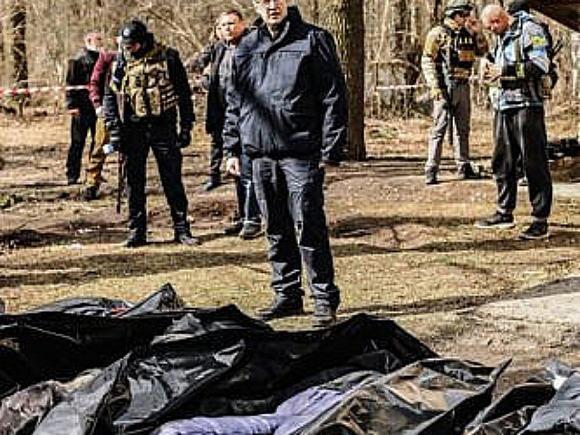 Украинский политик Антон Геращенко на фоне трупов в мешках. Буча. Украина