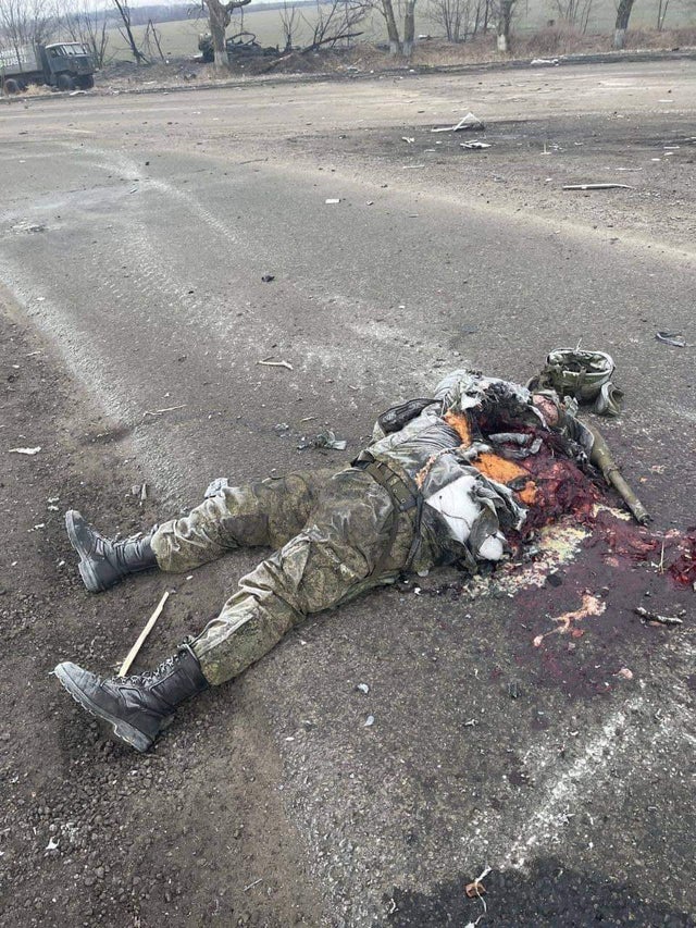 Раздавленный труп российского солдата