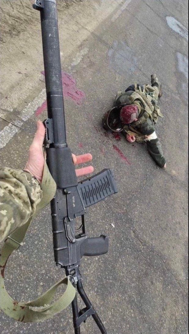 Труп российского военного и трофейная винтовка 'Винторез'