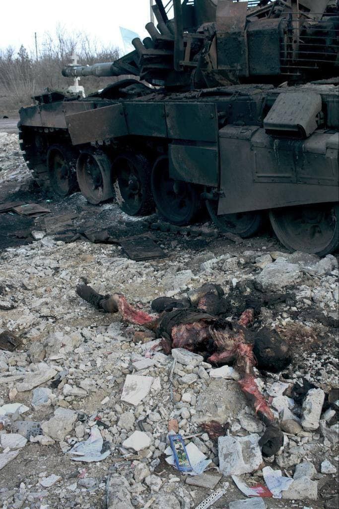 Обгоревший труп российского танкиста объеденный собаками