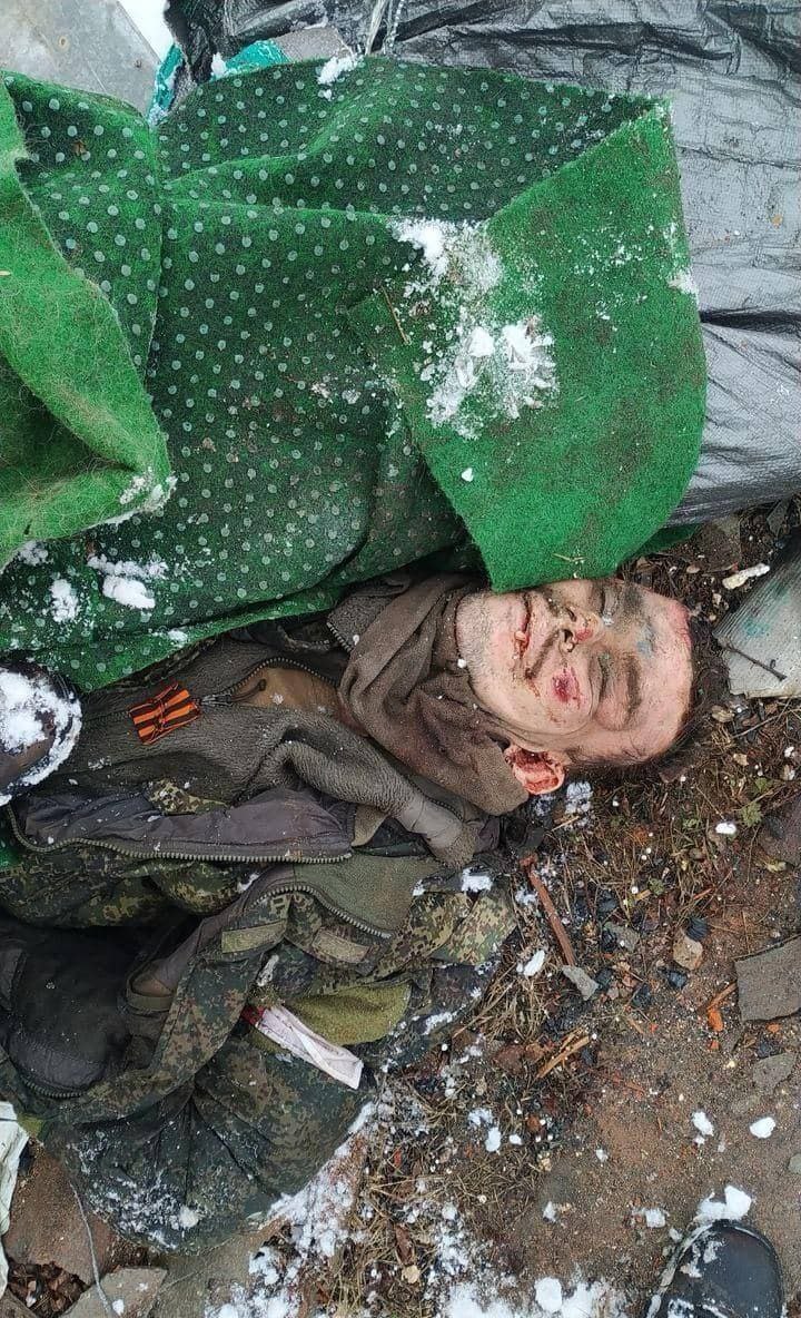 Труп российского солдата с георгиевской лентой