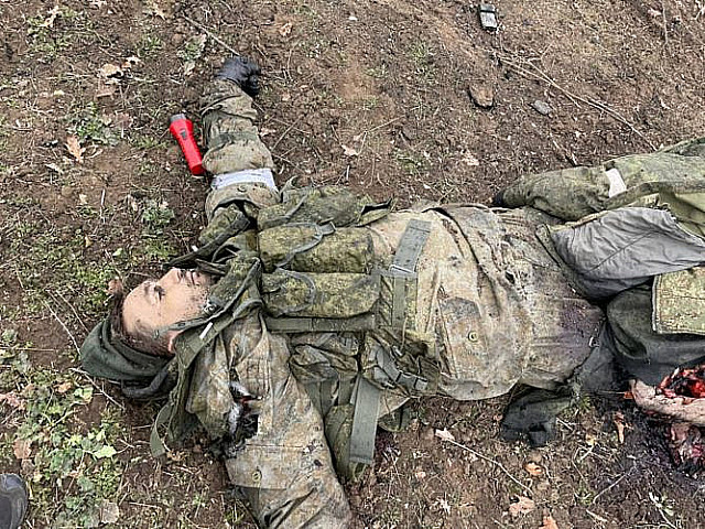 Труп российского солдата с фонариком