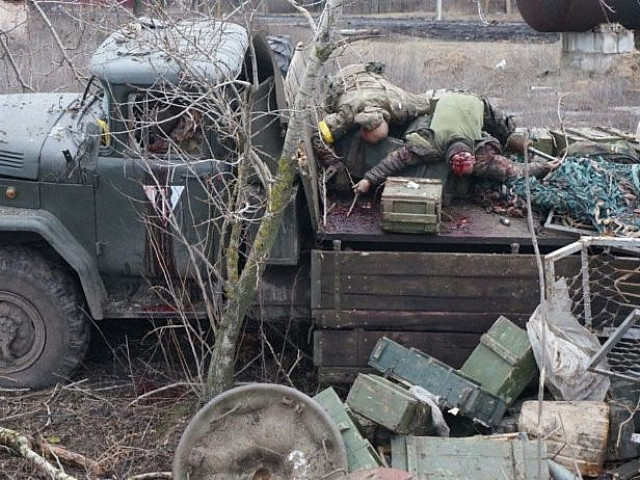 Убитые украинские военные и разбитый грузовик с боеприпасами