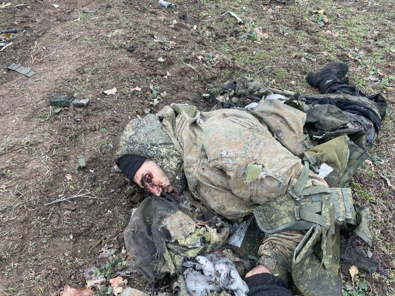 Труп российского военнослужащего в капюшоне