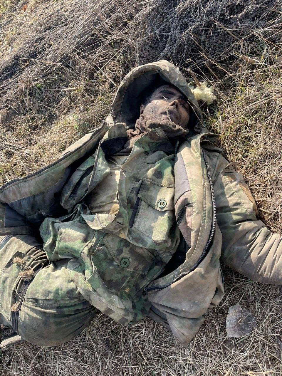 Труп российского солдата в не естественной позе
